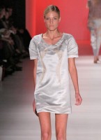 /album/galeria%20de%20fotos%3a%20moda%20ver%c3%a3o/alexandre-herchcovitch-vestido-festa-verao-2010-01g-jpg/